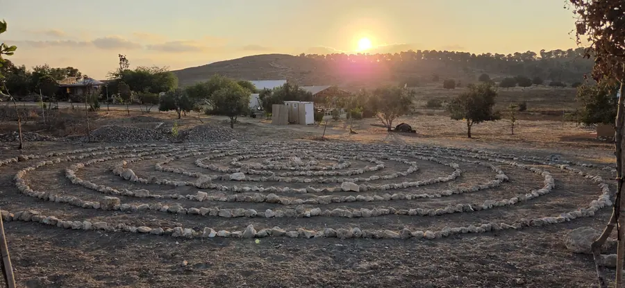 ספירלת האבנים בשקיעה